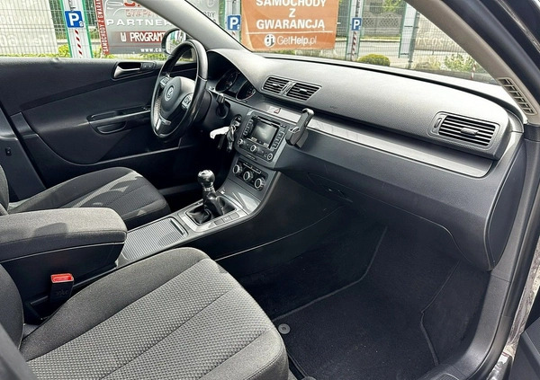 Volkswagen Passat cena 18900 przebieg: 274000, rok produkcji 2010 z Andrychów małe 172